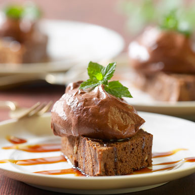 Chokoladekage med Mousse au Chocolat og karamelsauce