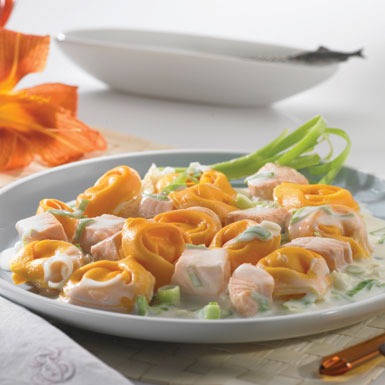 Tortelloni med lakse-ostesauce og forårsløg