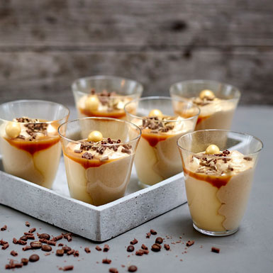 Affogato med karamelsauce og chokoladekrymmel