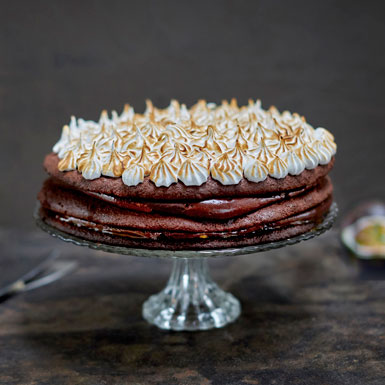 Chokoladelagkage med chokoladecreme, passionsfrugt og brændt marengs